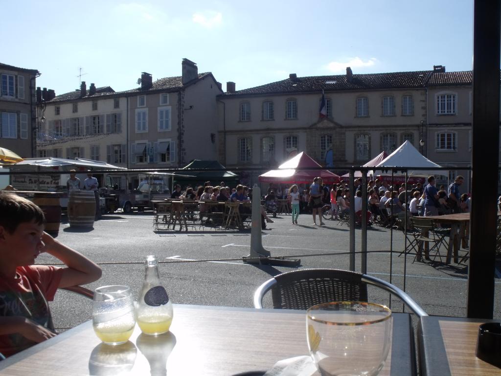 Camping Des Ribieres Hotel Confolens Exterior photo