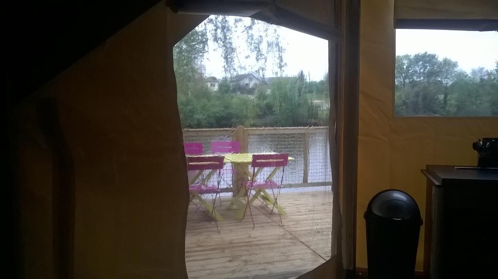 Camping Des Ribieres Hotel Confolens Exterior photo